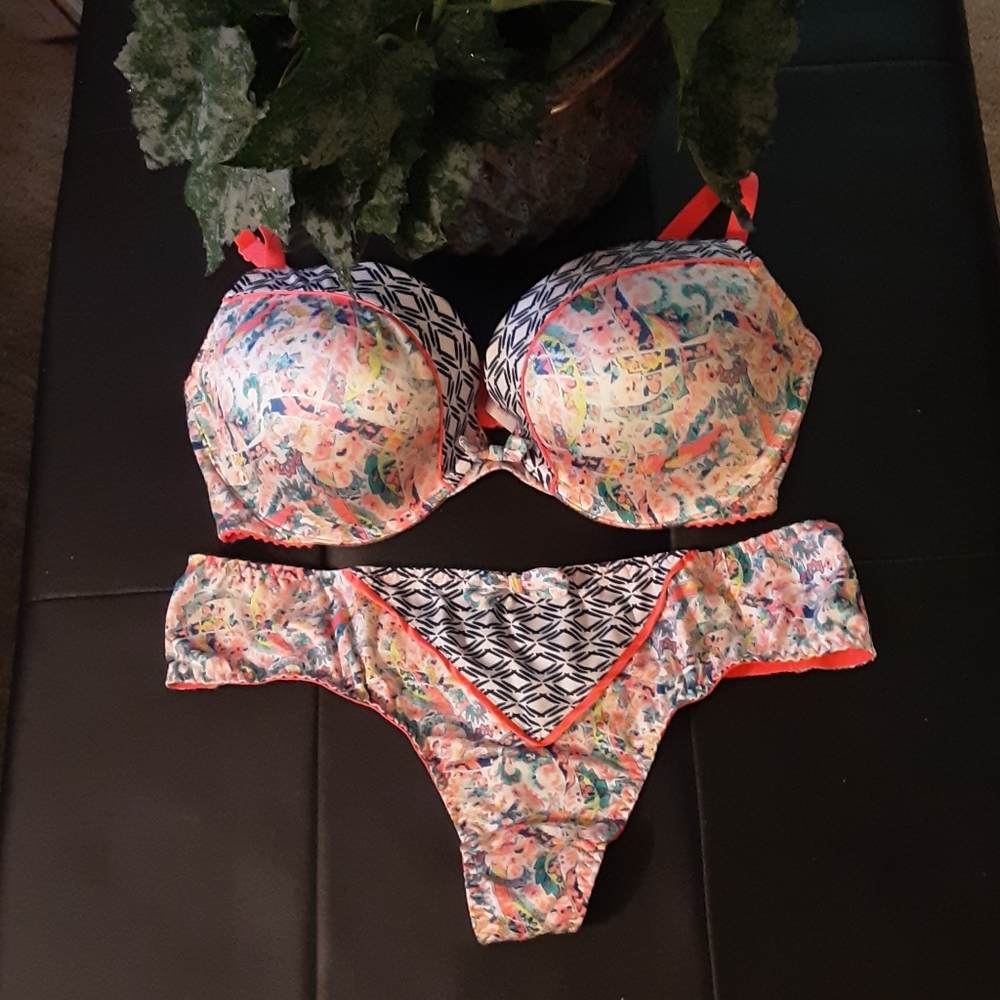 NWT NWOT BRA 36D PANTIE LARGE